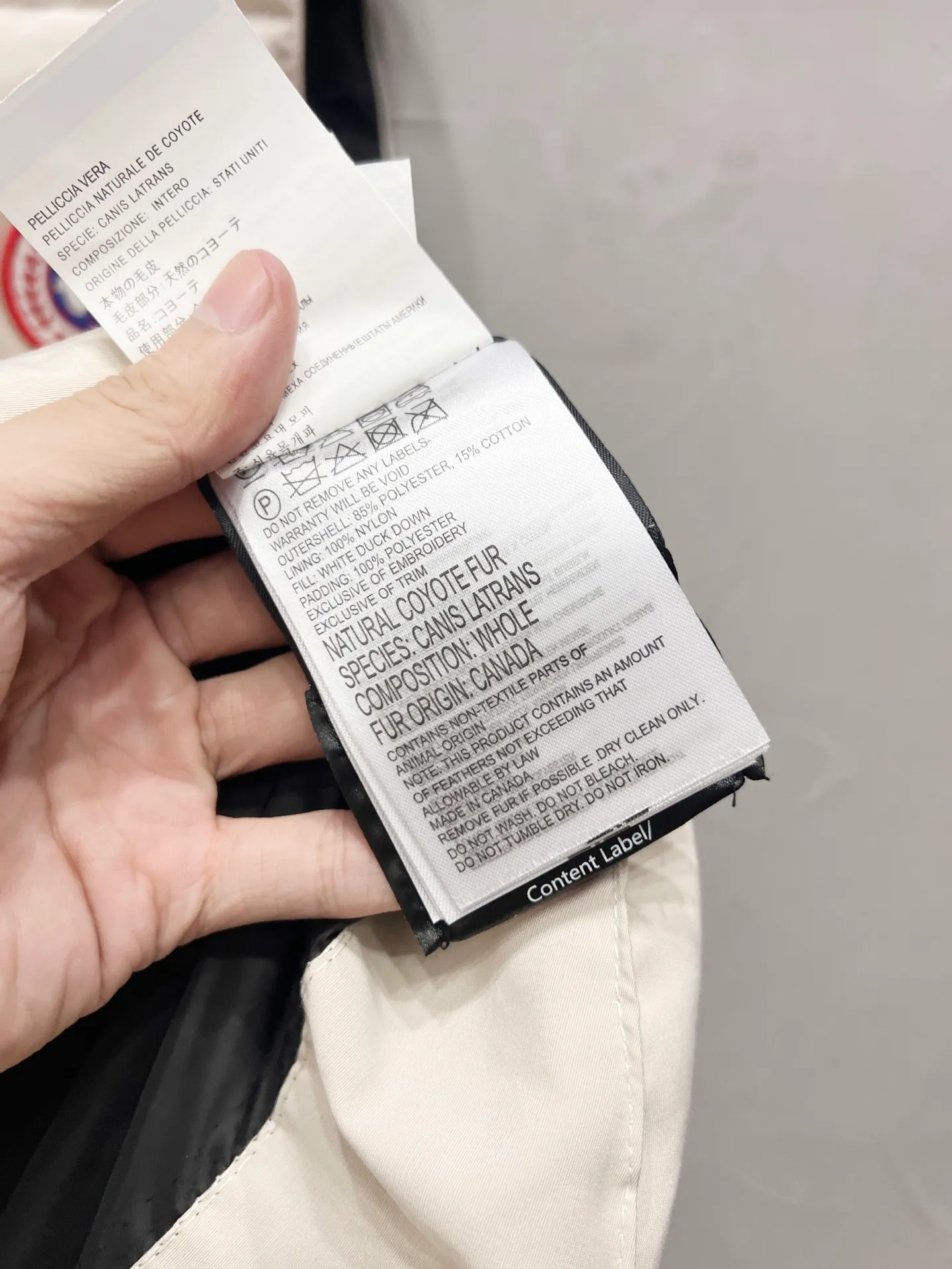 P330 model number: YC26 Canada goose/Canada Goose 4154M Freestyle Crew down vest, using international 50 down, genuine original clothing, pay attention to the version, YKK double zipper, velvet on the back collar, more warm, zippered hidden pocket on the inside, genuine mesh pockets on the inside. If you need to compare with the genuine product, check it out at any time. All accessories are made by the original factory. The fabric is molded and customized according to the original version. It can be restored by kneading it at will (fabric interpretation: the harder the fabric, the better the waterproof performance. Only those who buy the latest authentic version this year will notice the softness and comfort of the fabric. Soft fabrics are waterproof and have memory rebound function, which is the authentic fabric). The down is synchronized with genuine white duck down, fluffy and not clumps. The original version of Big Goose is white duck down. It is not the goose down boasted by the world's random copywriting. It can be verified through any official channel. Customized authentic YKK double zipper military-grade copper core zipper puller. High hardness and no jamming. The original smoothness is restored. The workmanship and wiring are all controlled by workers with more than ten years of service. They must be horizontal and vertical. No crookedness. The inner wiring density is more sophisticated. Feel free to compare. Big goose label. Collar label. Washed label. Hangtag. Zipper rope. Pocket label. Collar velvet. Buttons. All details are updated simultaneously with the original version. The best version. A fighter in a world-famous vest. Compare to the entire network. Color: Black White Navy Blue Gray Gray Gray Label Size: S-XXL